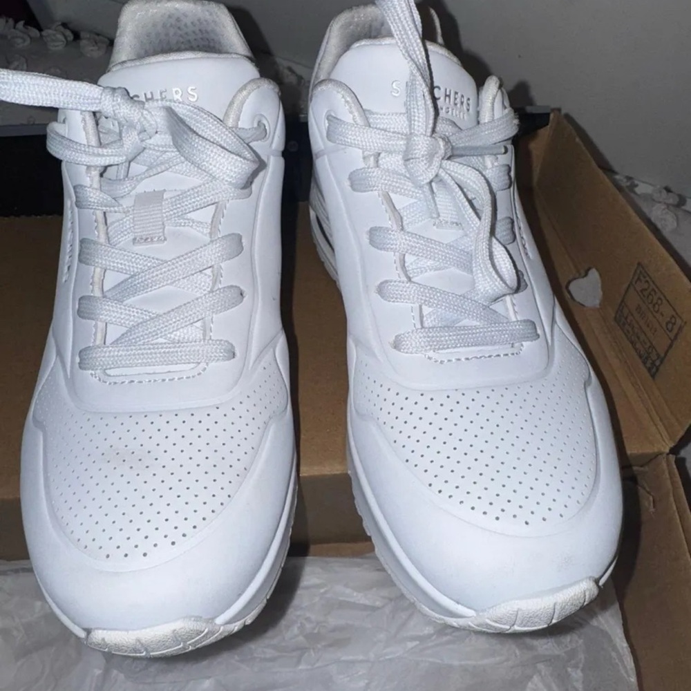 Women’s sketchers leather shoes.